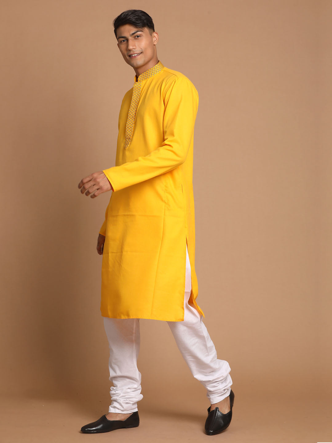 Men's Yellow And White Cotton Blend Kurta Pyjama Set